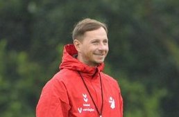 Oud FC Emmen trainer Robin Peter in beeld bij ADO Den Haag