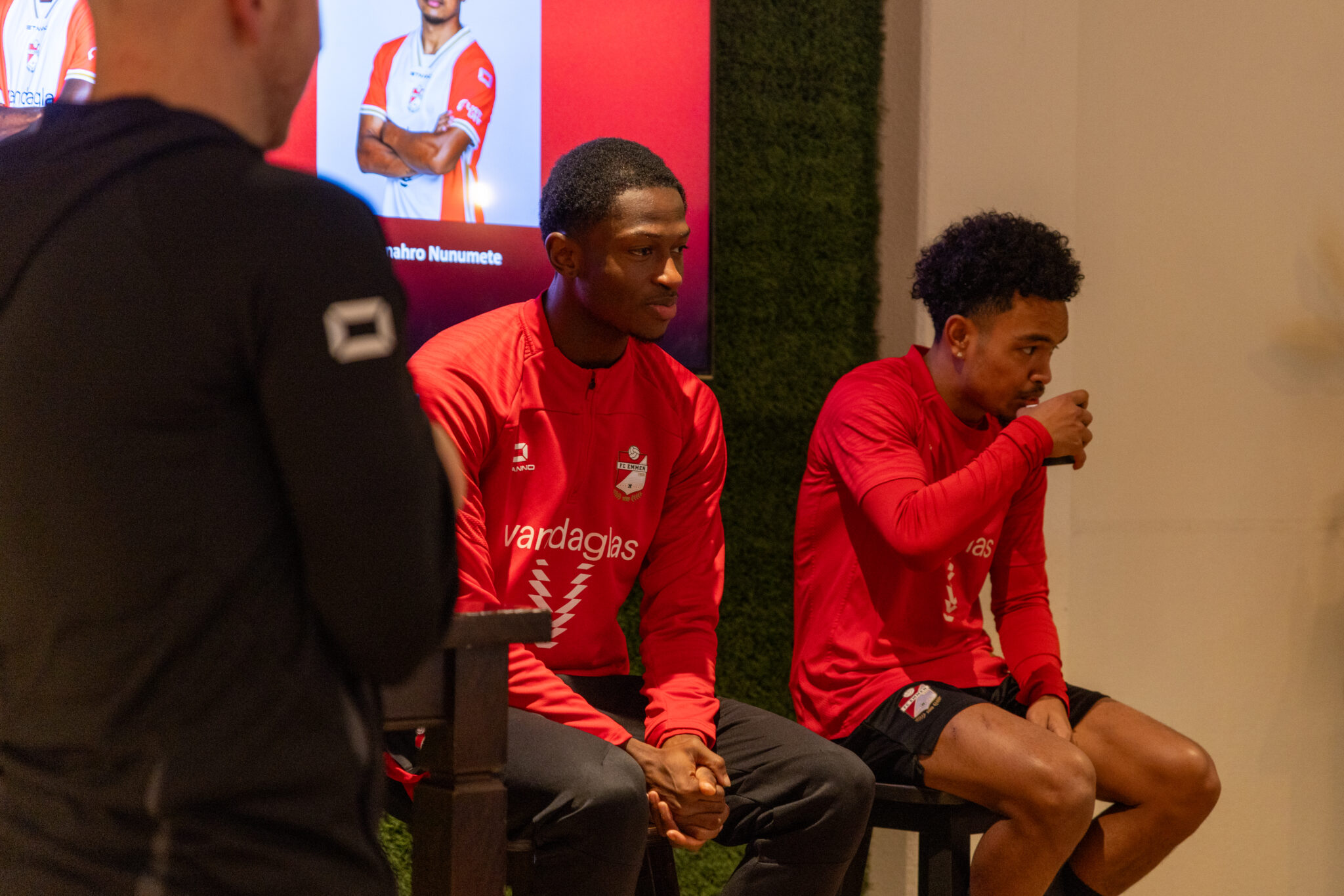 Kinderen interviewen spelers FC Emmen