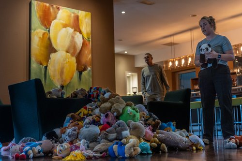 FC Emmen bezorgt supporters knuffels en geschenken met een spelersbus.