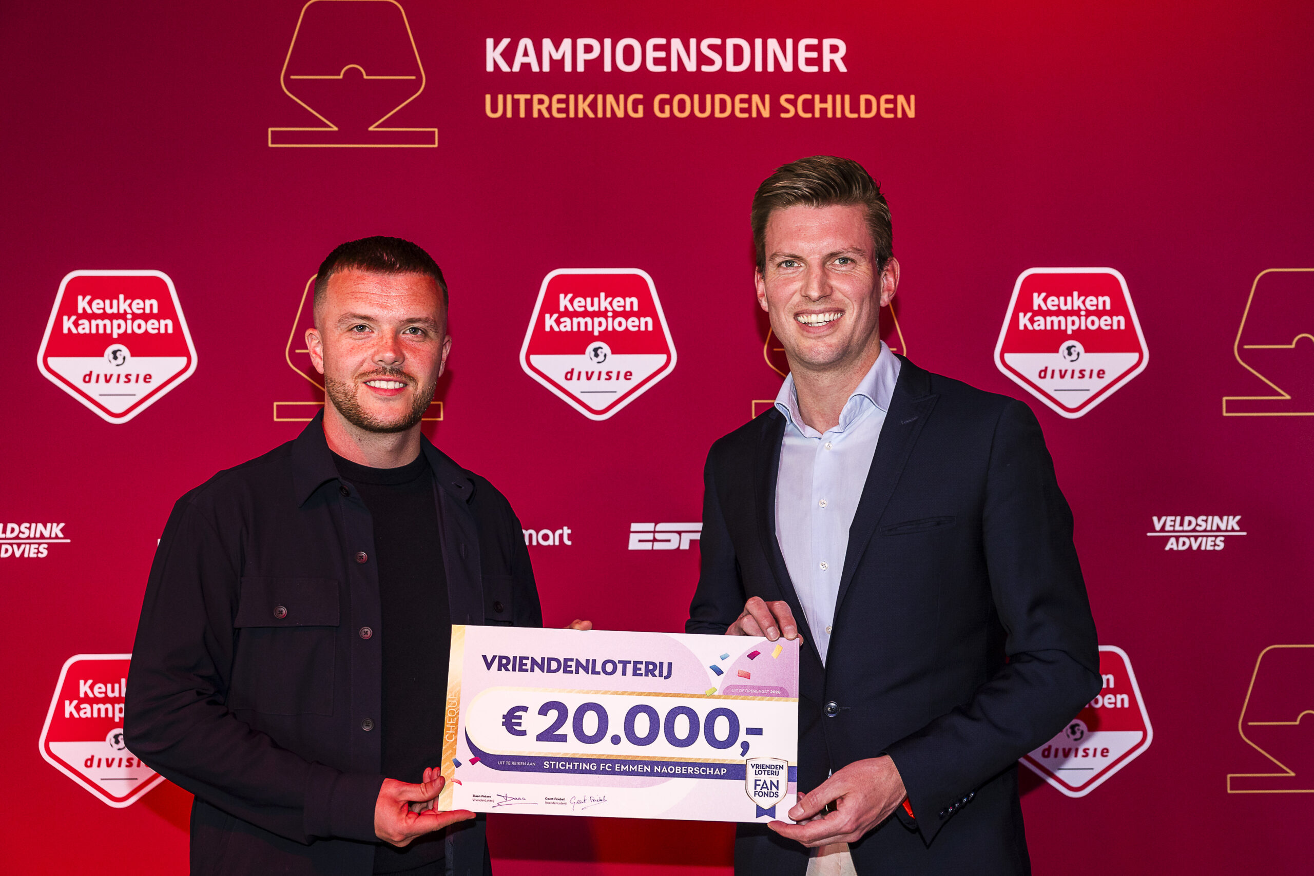 FC Emmen Naoberschap krijgt een geschenk van VriendenLoterij tijdens het Kampioensdiner.