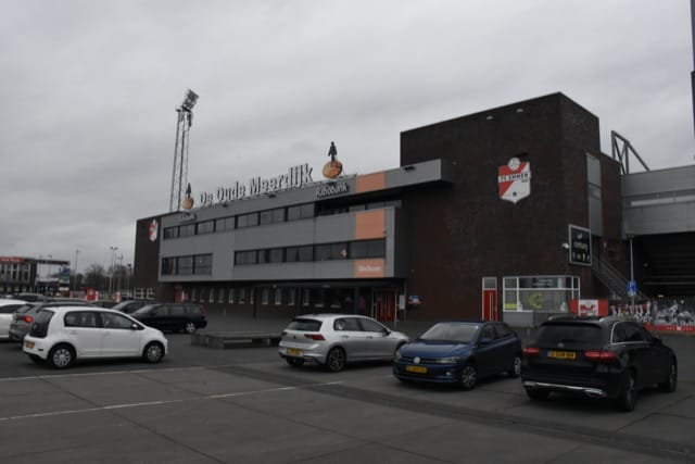 Oei, oei, wat een blunder! Emmen-speler Mulder houdt geen rekening met doelman