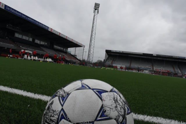 Geniaal: Besuijen (FC Emmen) schiet vanuit de middencirkel fantastisch raak