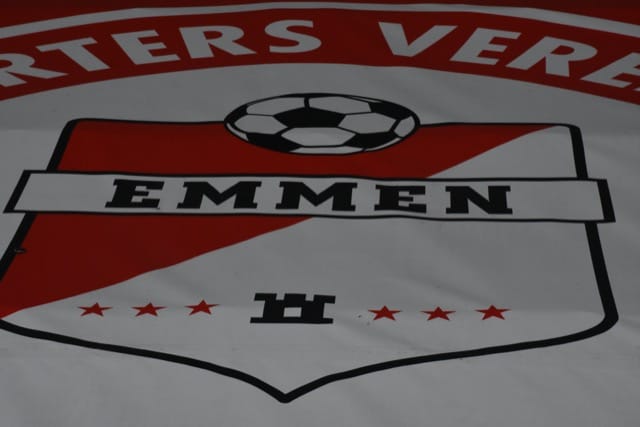 Geniaal: Besuijen (FC Emmen) schiet vanuit de middencirkel fantastisch raak