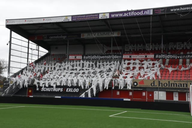 Geniaal: Besuijen (FC Emmen) schiet vanuit de middencirkel fantastisch raak