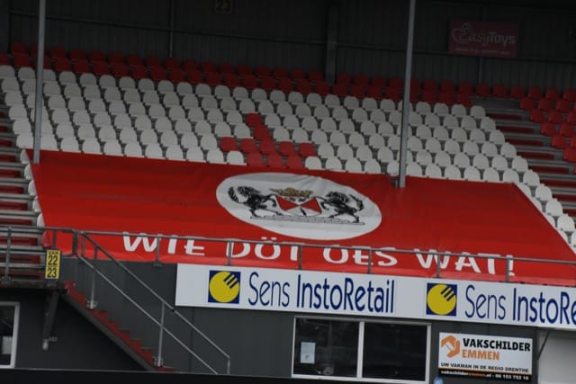 Oei, oei, wat een blunder! Emmen-speler Mulder houdt geen rekening met doelman