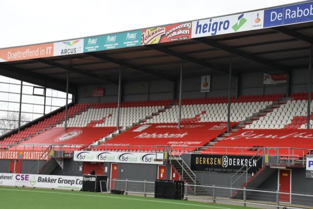 Geniaal: Besuijen (FC Emmen) schiet vanuit de middencirkel fantastisch raak