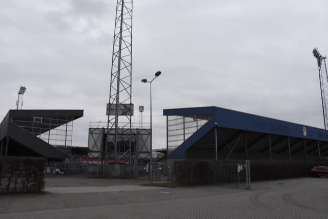 Geniaal: Besuijen (FC Emmen) schiet vanuit de middencirkel fantastisch raak