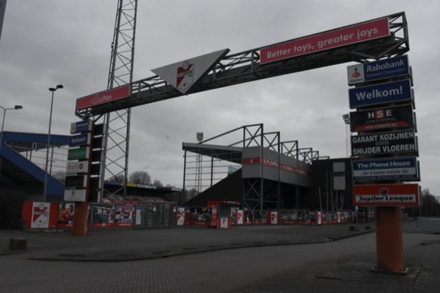 Geniaal: Besuijen (FC Emmen) schiet vanuit de middencirkel fantastisch raak